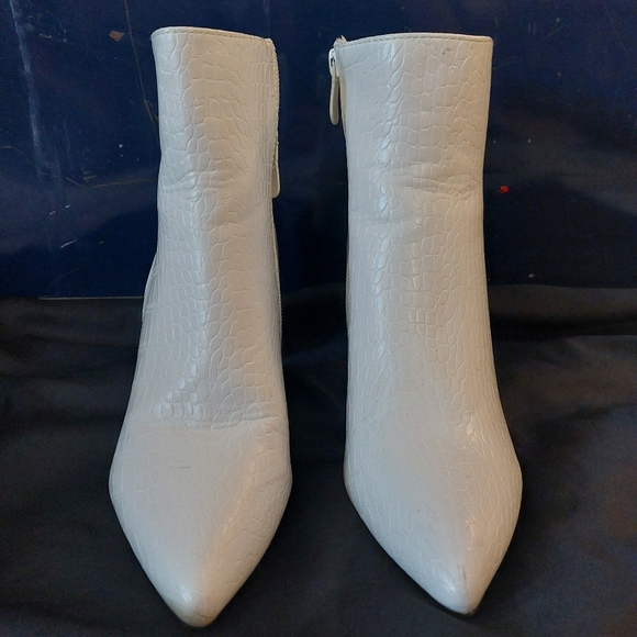White Snakeskin Booties ●Dream Pairs ●US 6.5 - Picture 3 of 6